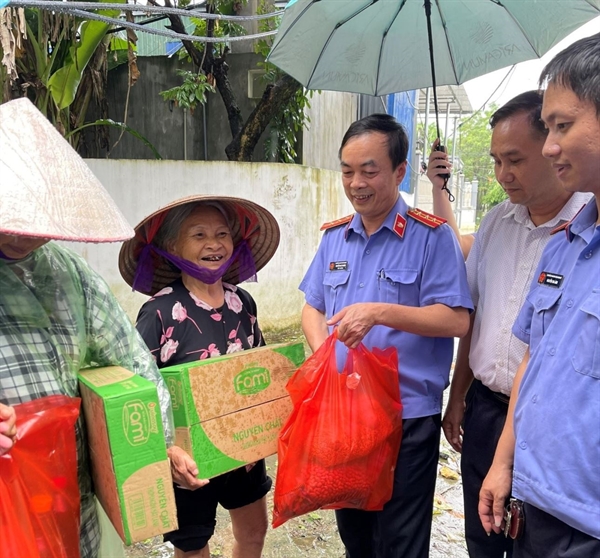 Viện KSND huyện Chương Mỹ tặng quà cứu trợ các hộ dân bị ảnh hưởng nặng nề do lũ lụt tại xã Nam Phương Tiến và xã Tân Tiến